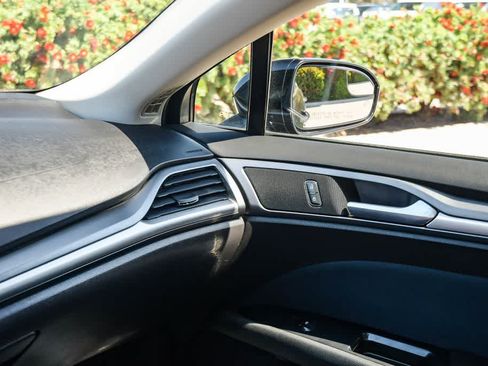 Used 2016 Ford Fusion SE FWD image 21