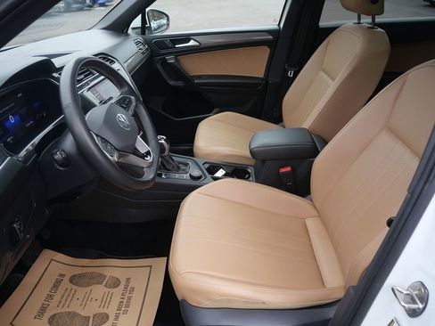 Used 2022 Volkswagen Tiguan SE w/ Panoramic Sunroof Package image 10