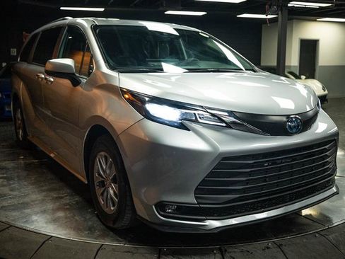 Used 2025 Toyota Sienna XLE FWD image 5