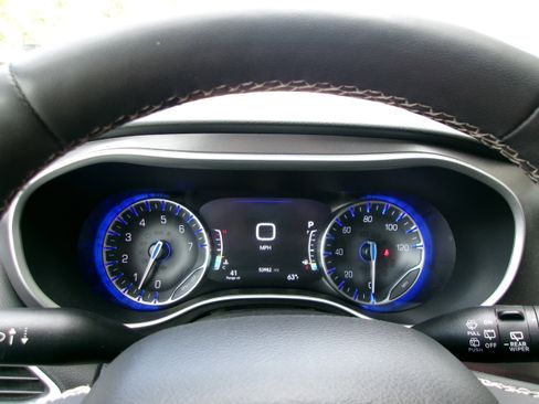 Used 2024 Chrysler Pacifica Touring-L FWD image 9