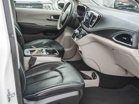 Used 2018 Chrysler Pacifica Limited FWD image 13