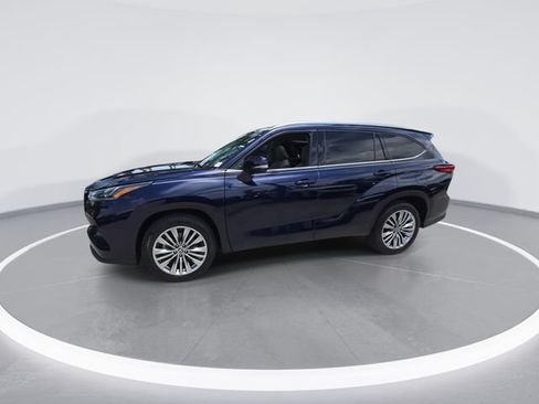 Used 2023 Toyota Highlander Platinum FWD image 4