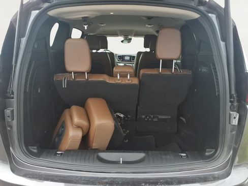 Used 2019 Chrysler Pacifica Limited w/ Advanced Safetytec Group FWD image 24