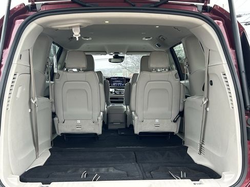 Used 2021 Chrysler Pacifica Touring-L image 8