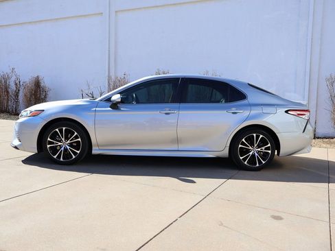 Used 2020 Toyota Camry SE image 4