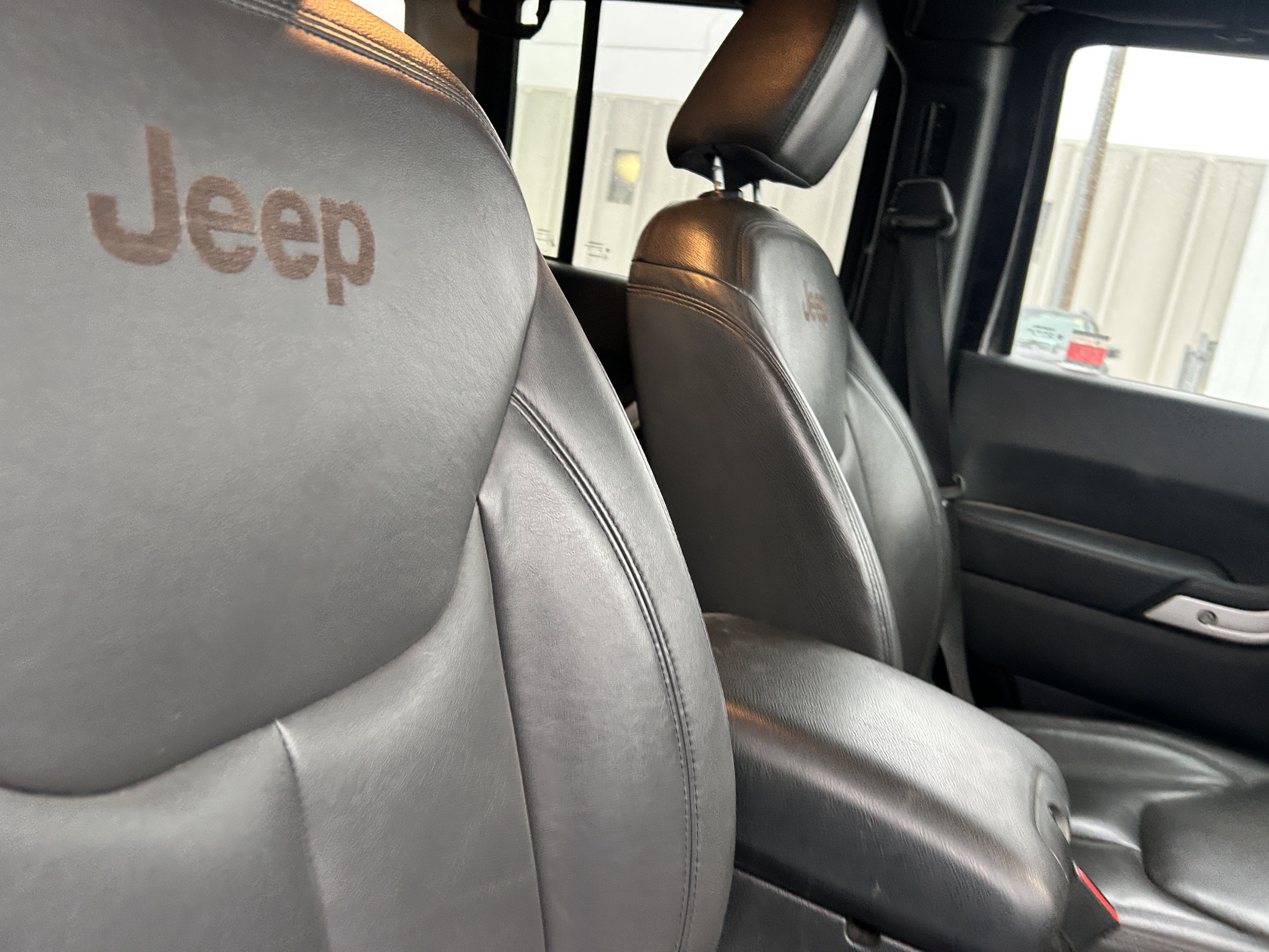Used 2015 Jeep Wrangler Unlimited Rubicon w/ Connectivity Group AWD/4WD image 13