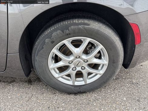 Used 2023 Chrysler Pacifica Touring-L FWD image 9