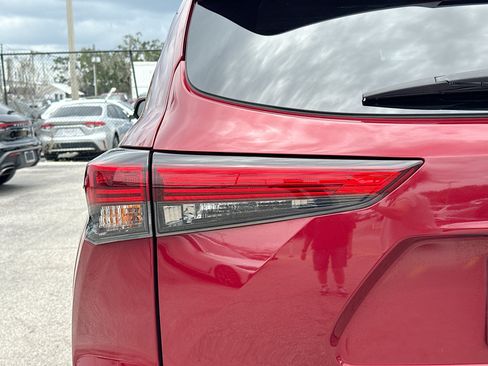 Used 2020 Toyota Highlander LE FWD image 10