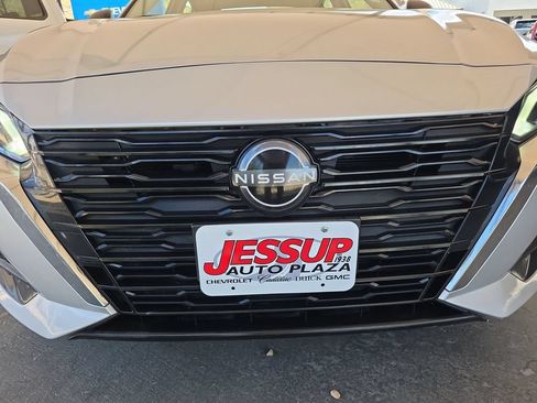 Used 2024 Nissan Altima 2.5 SV FWD image 32