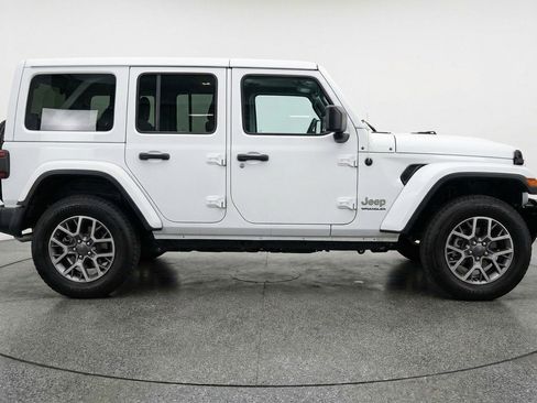 Used 2025 Jeep Wrangler Sahara AWD/4WD image 11