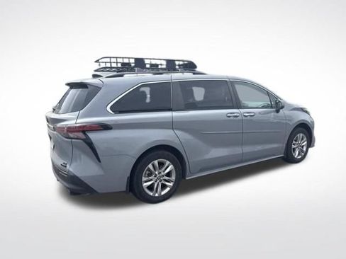 Used 2022 Toyota Sienna XLE Woodland Edition AWD/4WD image 7