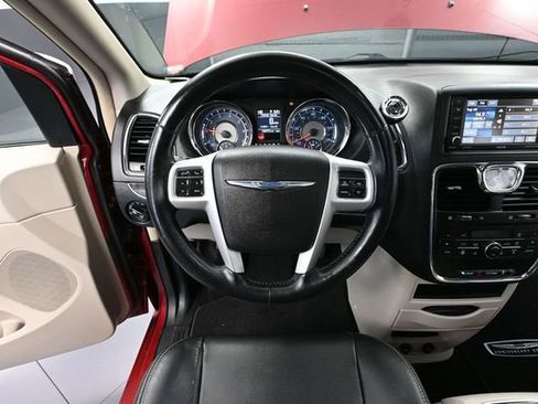 Used 2016 Chrysler Town & Country Touring-L FWD image 20