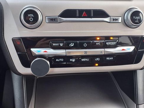 Used 2023 Ford Explorer XLT image 15