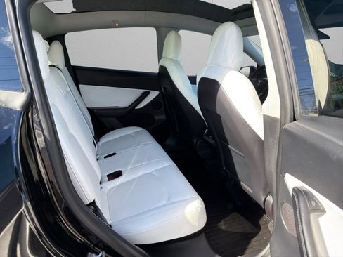 Used 2022 Tesla Model Y Performance image 12
