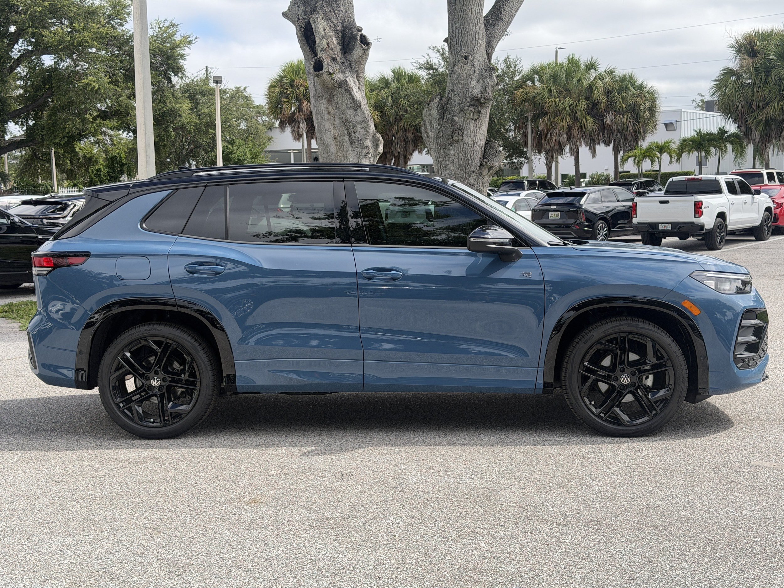 New 2026 Volkswagen Tiguan SE R-Line FWD image 8