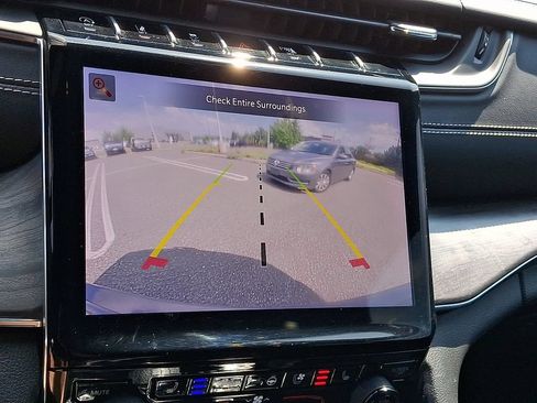 Used 2024 Jeep Grand Cherokee Overland w/ Luxury Tech Group IV AWD/4WD image 4