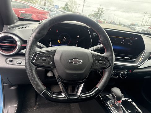 Used 2025 Chevrolet Trax RS w/ Sunroof Package FWD image 18