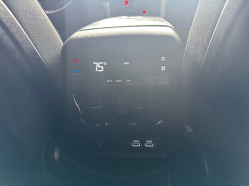 Used 2024 Jeep Grand Cherokee L Altitude AWD/4WD image 13