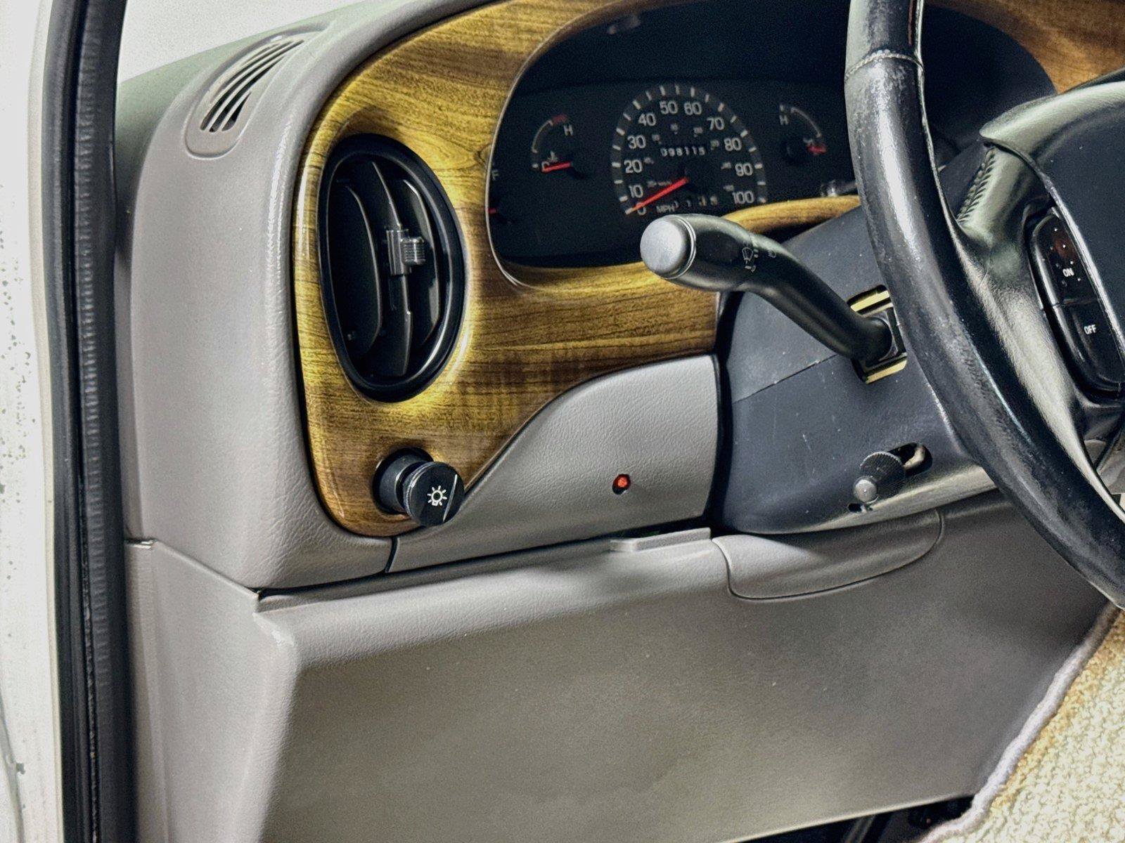 Used 2001 Ford E-150 and Econoline 150 RWD image 8