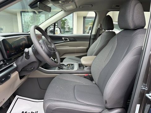 New 2025 Kia Carnival LX FWD image 24