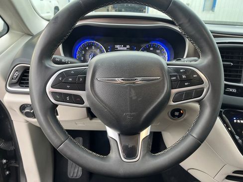 Used 2023 Chrysler Voyager LX image 18