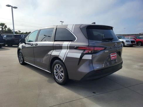 Used 2022 Toyota Sienna LE image 2