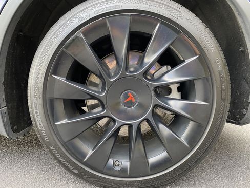 Used 2022 Tesla Model Y Long Range image 37