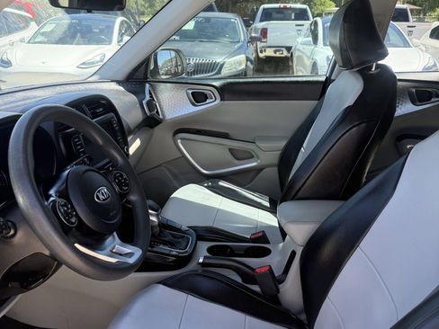 Used 2021 Kia Soul LX FWD image 12