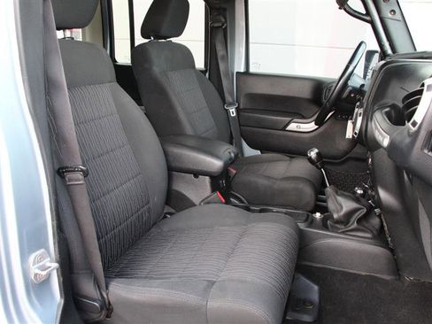 Used 2012 Jeep Wrangler Unlimited Rubicon w/ Dual Top Group AWD/4WD image 18