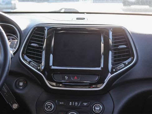 Used 2019 Jeep Cherokee Limited image 19