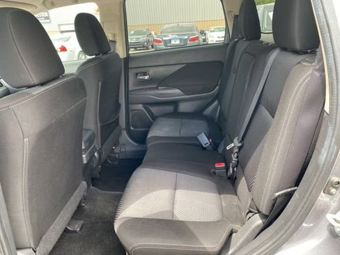 Used 2018 Mitsubishi Outlander ES AWD/4WD image 18
