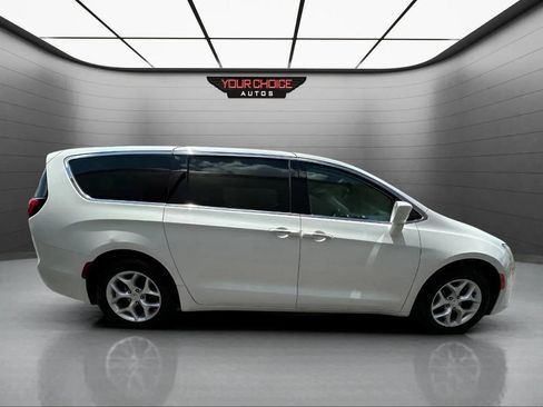 Used 2018 Chrysler Pacifica Touring Plus w/ Tire & Wheel Group image 6