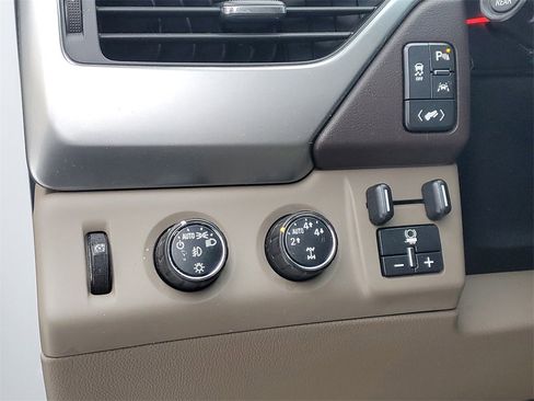 Used 2016 Chevrolet Suburban LT image 24