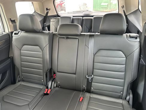 Used 2025 Volkswagen Atlas SEL AWD/4WD image 21
