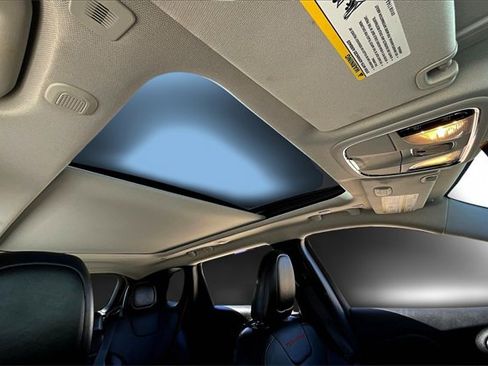 Used 2019 Jeep Cherokee Trailhawk image 17