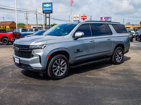 Used 2023 Chevrolet Suburban RST w/ Luxury Package AWD/4WD image 3