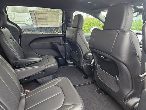 New 2026 Chrysler Pacifica Select image 35