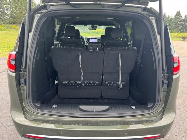 New 2027 Chrysler Pacifica Select AWD/4WD image 18