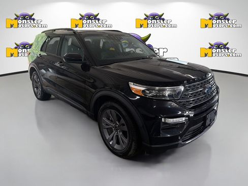 Used 2022 Ford Explorer XLT w/ XLT Sport Appearance Package AWD/4WD image 3