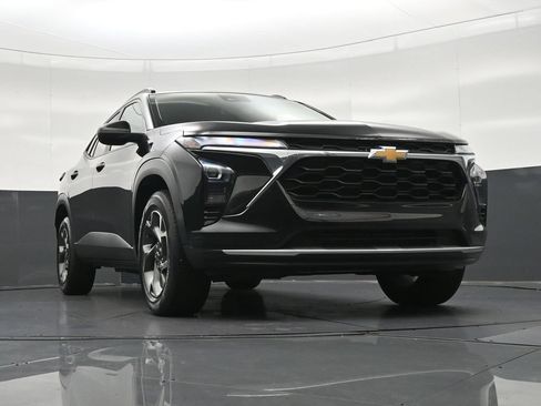 Used 2025 Chevrolet Trax LT FWD image 30