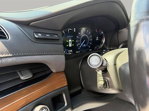 Used 2019 Cadillac Escalade ESV Luxury RWD image 25