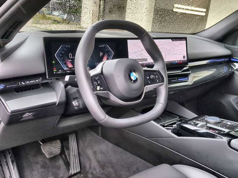 Used 2025 BMW 530i xDrive w/ Premium Package image 10