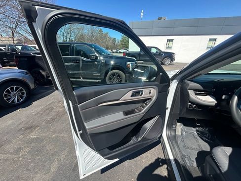 Used 2025 Ford Explorer Active AWD/4WD image 13
