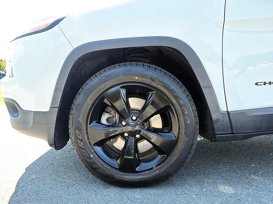Used 2016 Jeep Cherokee Latitude w/ Cold Weather Group AWD/4WD image 23