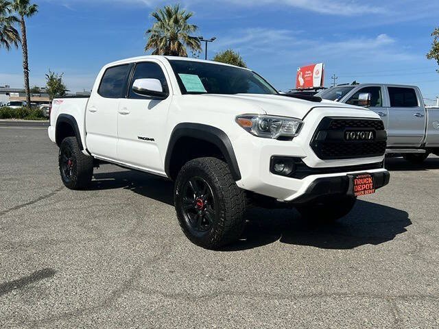Used 2017 Toyota Tacoma TRD Sport AWD/4WD image 4