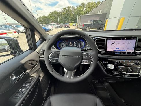 New 2027 Chrysler Pacifica Select FWD image 9