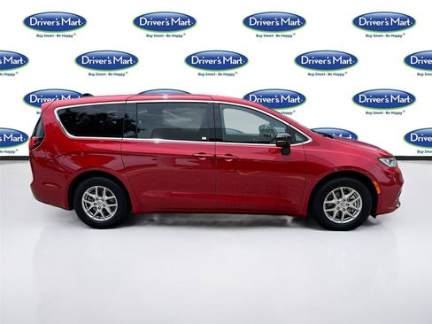 Used 2025 Chrysler Pacifica Select FWD image 8