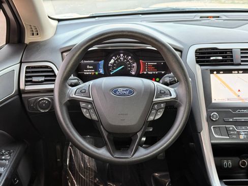 Used 2019 Ford Fusion SE FWD image 24