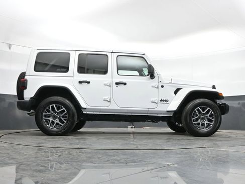 Used 2025 Jeep Wrangler Unlimited Sahara AWD/4WD image 41