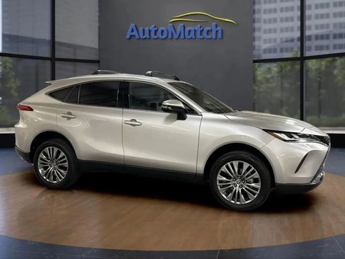 Used 2024 Toyota Venza XLE image 12